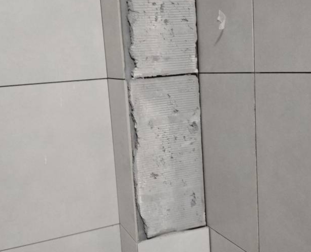 德宏瓷砖空鼓维修公司分享下瓷砖施工前基层浇水润湿程度不足，可能导致以下问题